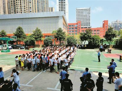 警方清剿传销窝点记者全程直播 观看人数超57万